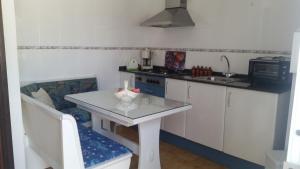 罗列特海岸Morisca的一个带桌子和水槽的小厨房
