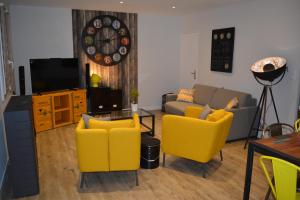 RullyRullyoloft的客厅配有黄色椅子和沙发