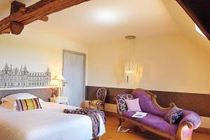 卢瓦尔河畔默恩Logis Hôtel Le Relais Louis XI的一间卧室配有一张床和一张紫色椅子