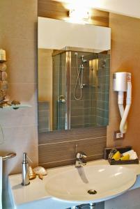 里米尼帕乌拉别墅酒店的一间带水槽和镜子的浴室