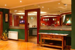 维耶拉Gran Chalet Hotel & Petit Spa的客房设有带桌子的厨房