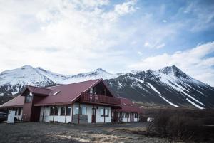 博尔加内斯哈芬纳尔福尔酒店的一座有雪覆盖的山房