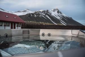 博尔加内斯哈芬纳尔福尔酒店的雪覆盖的山前的热水浴池