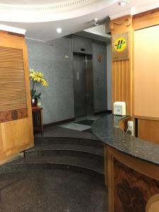 虎尾镇什叶派伊赫酒店的一个带前台和电梯的办公大厅