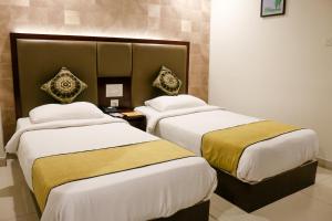 维沙卡帕特南温莎公园酒店的一间酒店客房,房间内设有两张床
