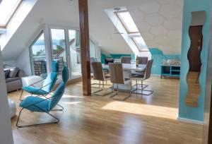 波尔Luxury 3-bedroom apartment Zen的客厅设有天窗和桌椅。