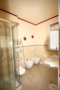 多尔切阿夸La cicala stonata的带淋浴、卫生间和盥洗盆的浴室