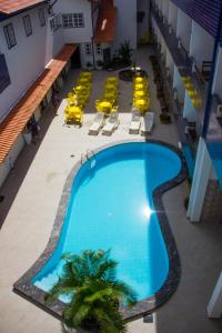 瓜拉派瑞Hotel Diamantina - By UP Hotel - em Guarapari的享有酒店游泳池的顶部景色