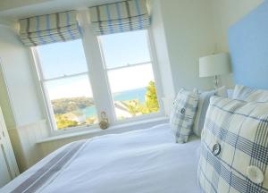 圣艾夫斯Headland House Luxury B&B的一间卧室设有一张床,享有海景