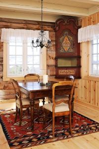 奥普达尔Bjerkeløkkja Bed and Breakfast的一间带木桌和椅子的用餐室