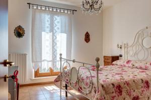 卢奇尼亚诺Finestra su Lucignano的一间卧室设有一张床和一个窗口