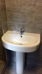伦敦四星级酒店的墙壁上的浴室里设有一个白色水槽