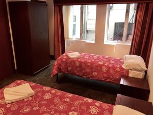 伦敦四星级酒店的酒店客房设有两张床和窗户。