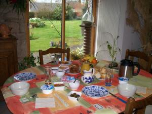 NoirpaluLes Rhodos的一张桌子上摆放着蓝色和白色的菜肴