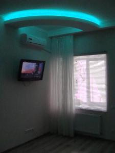 基希讷乌利迪娅酒店的客房设有蓝色天花板、电视和窗户。
