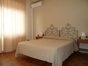 卡斯泰尔莫拉西西莉亚全景酒店的卧室配有白色的床和窗户。