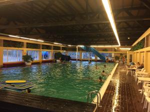 布勒伊尼瑟Appartement Zeeland的一座大型游泳池,里面的人都沉浸在水中