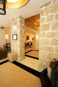 卡普戴尔摩纳哥酒店的一个带石墙的大堂和一间客厅