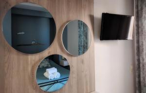 斯塔里斯Levante Sea View Studios的一间设有两面镜子和电视的房间