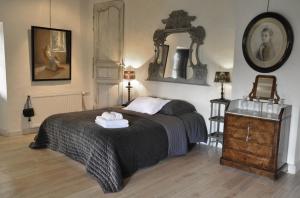 Penne-dʼAgenaisLe Relais de Roquefereau的卧室配有一张床,墙上设有镜子