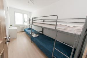 斯塔洛瓦沃拉Apartament pracowniczy的客房设有两张双层床和一扇窗户。
