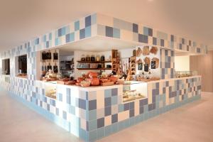 阿德耶Iberostar Selection Sábila - Adults Only的一间拥有蓝色和白色瓷砖墙的商店