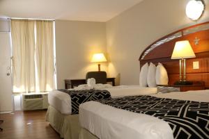 基西米Magic Key - Near Disney的酒店客房设有两张床和窗户。