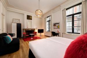 布鲁塞尔Vintage Hotel Brussels的卧室配有白色的床和壁炉