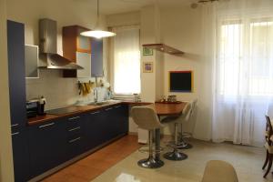 博洛尼亚Carbonara Apartment的厨房配有木桌和台面