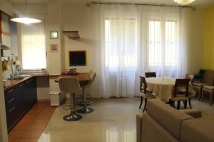 博洛尼亚Carbonara Apartment的厨房以及带桌子和沙发的客厅。