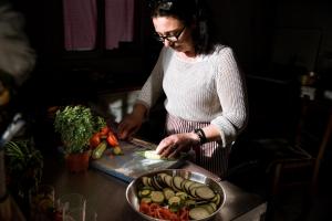 派莱卡斯Madalenas B&B的切割板上切割蔬菜的女人