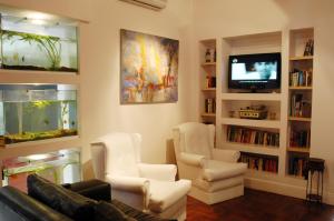 门多萨波希米亚精品酒店的带沙发和椅子的客厅以及鱼缸