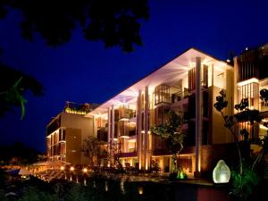 塞米亚克Grand Seminyak - Lifestyle Boutique Bali Resort的一座晚上有灯的建筑
