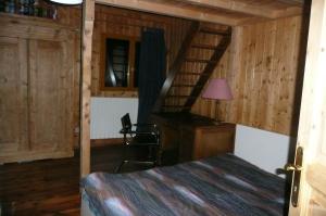 西克斯特Chalet Vaclav的小木屋内一间卧室,设有楼梯