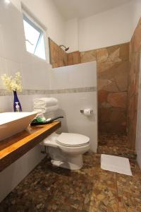 埃斯孔迪多港 莫扎特马康多别墅酒店的一间带卫生间和水槽的浴室