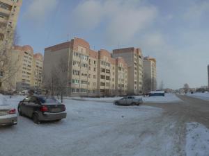 沃洛格达雅罗斯拉夫尔普雷米尼纳科瓦迪金公寓的两辆汽车停在大楼前的停车场