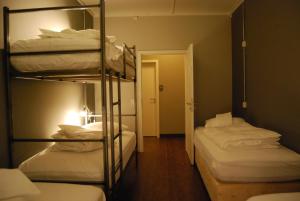 埃基斯蒂尔特胡西奥旅馆的带三张双层床和镜子的客房