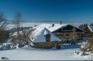 魏勒格Bauernhof Moadl的一座建筑物前的雪覆盖的房子