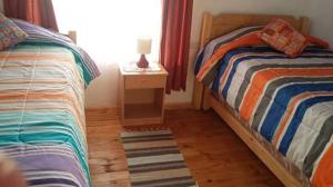 皮奇勒姆安图迈小屋公寓的一间卧室设有两张单人床和一个床头柜。