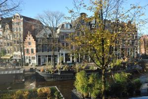 阿姆斯特丹阿姆斯特丹波斯特霍恩酒店的一座城市,有建筑,运河有船