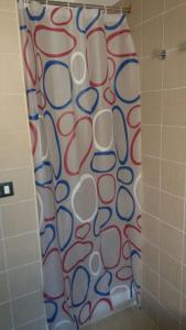 维拉皮亚纳Appartamento a Villapiana Lido的浴室里设有多彩的浴帘