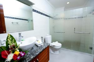 沙努尔水瓶海滩酒店的一间带水槽、卫生间和镜子的浴室