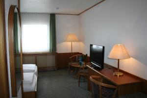 厄扎森玛格丽特霍夫乡村酒店的酒店客房设有一张书桌和一台电脑