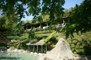泰安乡錦水溫泉飯店的山顶上带游泳池的房子