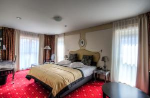 玫瑰园酒店客房内的一张或多张床位