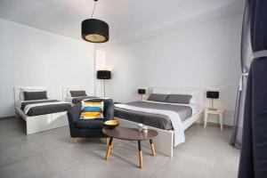 诺托B&B Roda Barocco的一间卧室配有一张床、一张沙发和一把椅子