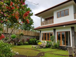 Tirtagangga三泰卡朗阿森别墅旅馆的一座带花园和围栏的房子