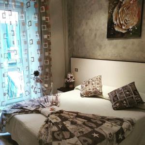 斯培西亚德尔佩斯卡托尔住宿的一间卧室设有两张床和窗户。