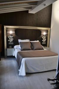 贝尔兰加德杜埃罗德贝兰加乡村别墅酒店的一间卧室,卧室内配有一张大床