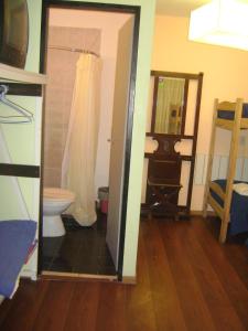 布宜诺斯艾利斯巴勒莫苏荷旅馆的一间带卫生间、水槽和镜子的浴室